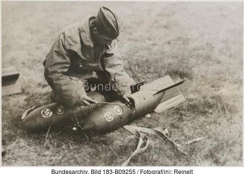 Russland, Feldflugplatz, Soldat mit Bombe