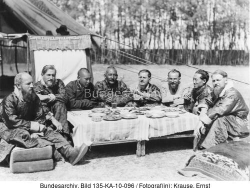 Tibetexpedition, Expeditionsteilnehmer in Tracht