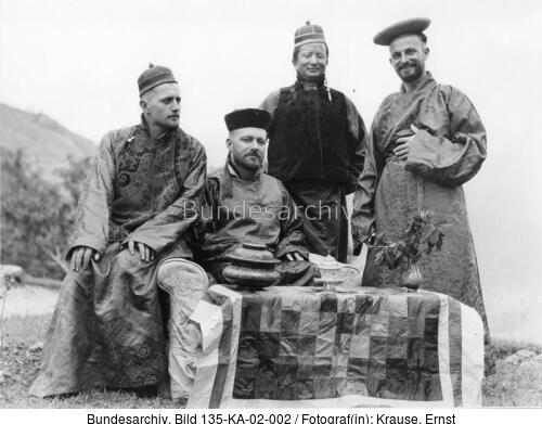 Tibetexpedition, Expeditionsteilnehmer in Tracht