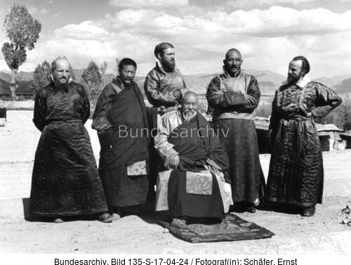 Tibetexpedition, Tashi Lhunpo, Gruppenbild mit Abt