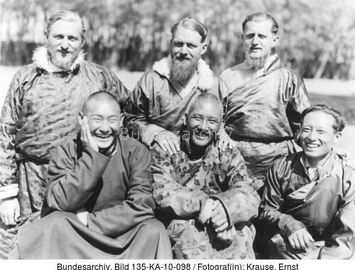 Tibetexpedition, Expeditionsteilnehmer in Tracht