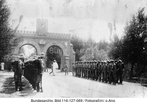Tsingtau
Soldaten vor Kaisertor