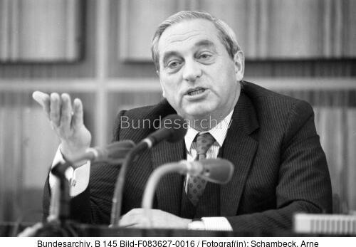 Bonn, Karl Otto Pöhl auf Pressekonferenz