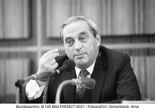 Bonn, Karl Otto Pöhl auf Pressekonferenz