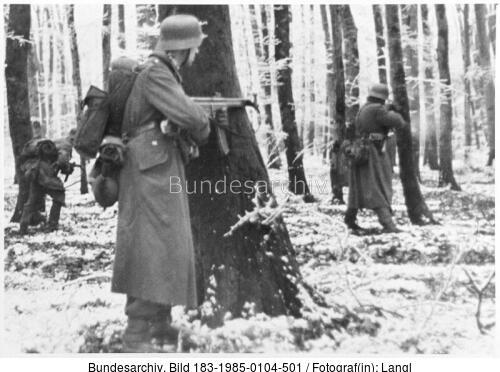 Ardennenoffensive,  Grenadiere im Wald