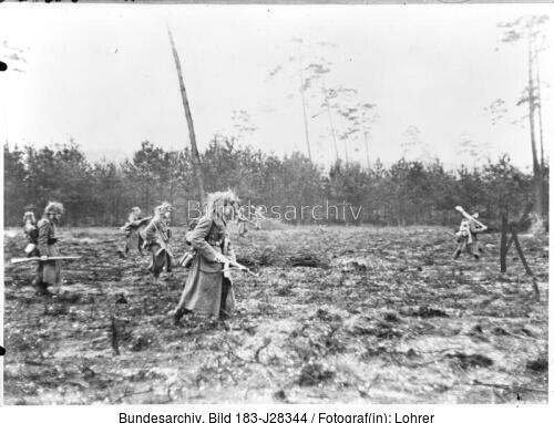 Westfront, Grenadiere gehen bei Aachen vor