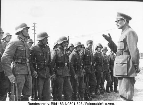 General Wlassow mit Soldaten der ROA