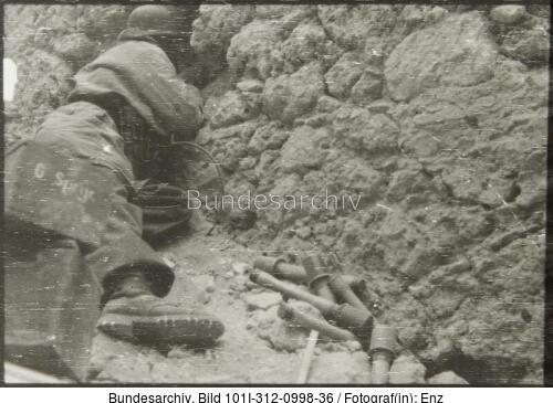 Italien, Monte <span class="match">Cassino</span>, Soldat in Deckung