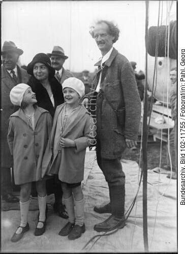 Prof. Auguste Piccard mit Frau und Kindern