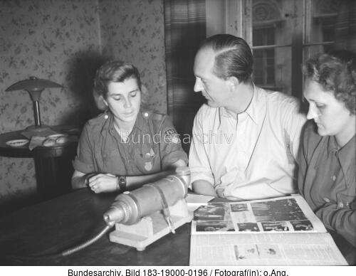 Berlin, Robert Havemann mit FDJ-Mitgliedern