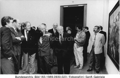 Berlin, Heisig-Ausstellung, Besucher vor Gemälde