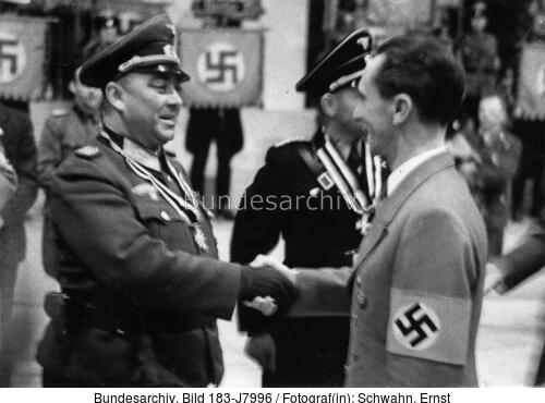 Berlin, Kriegsverdienstkreuz-Verleihung