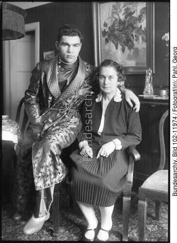 Max Schmeling mit seiner Mutter