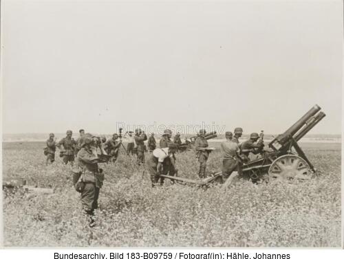 Ukraine, Infanterie-Geschütze in Feuerstellung