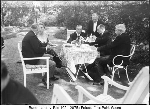 Berlin, Englische Politiker im Garten des AA