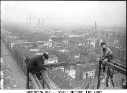 Berlin, Gerüstbauer bei der Arbeit