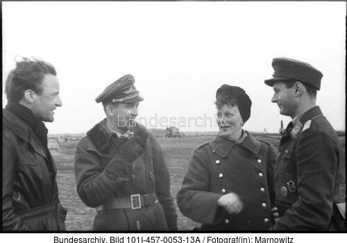 Russland, Lil Dagover mit Offizieren
