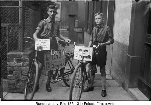 Worms, Hitlerjungen mit Werbeschildern