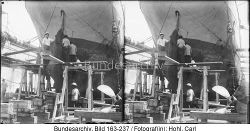 Kamerun, Duala, Dampfer im Trockendock