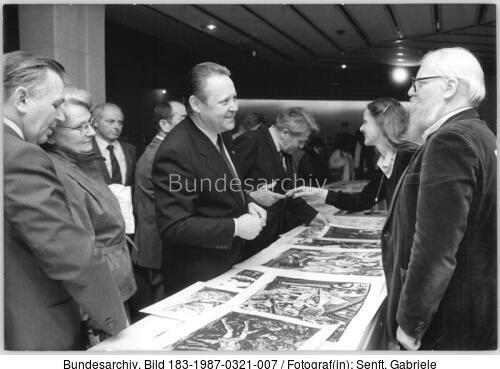 Berlin, Tag der Künste, Besucher an Grafik-Stand