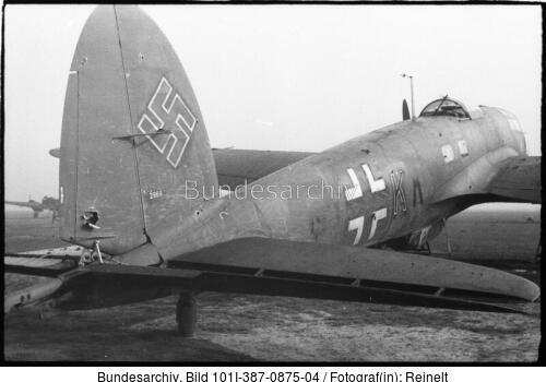 Frankreich, beschädigtes Flugzeug He 111
