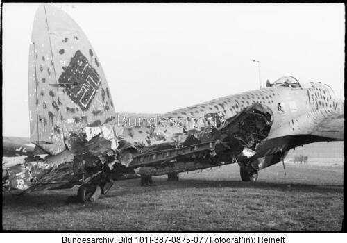 Frankreich, zerstörtes Flugzeug He 111