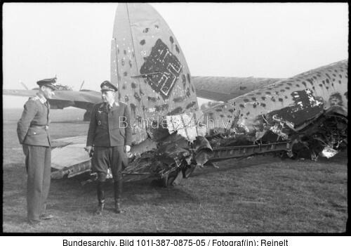 Frankreich, zerstörtes Flugzeug He 111