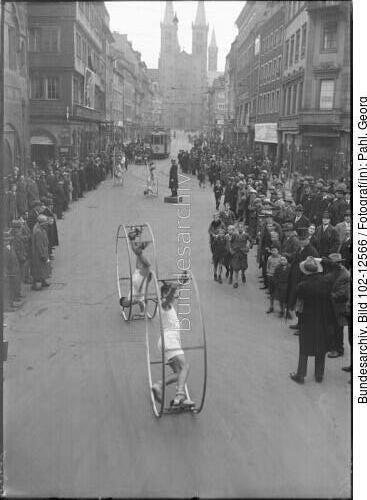 Würzburg, Sportstudenten mit dem Rhönrad