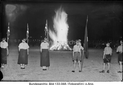 HJ und BDM, Sonnwendfeuer