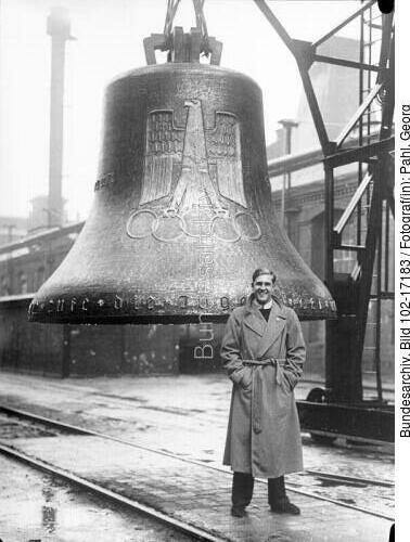 Bochum, Adolf Kiefer mit Olympiaglocke