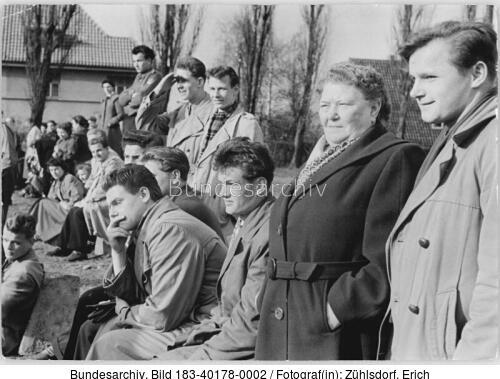Rostock, Universität, Rosa Thälman mit Studenten