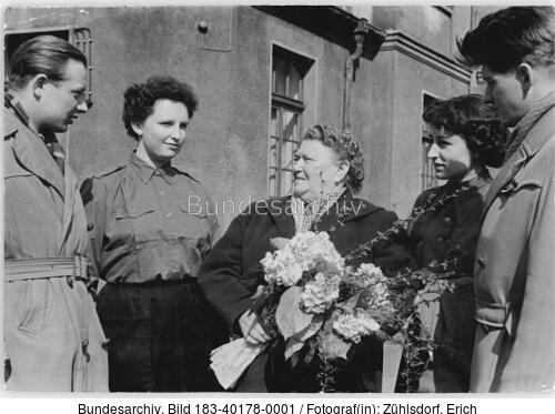 Rostock, Universität, Rosa Thälman mit Studenten