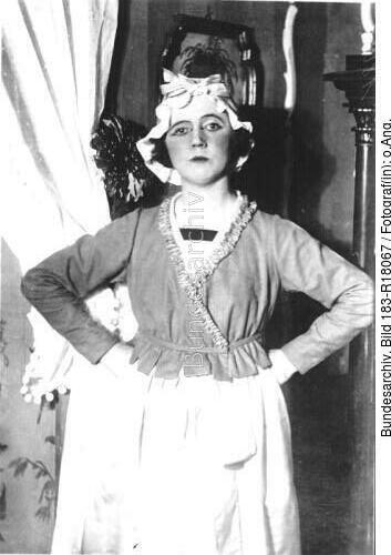 Claire Waldoff in "Drei alte Schachteln"