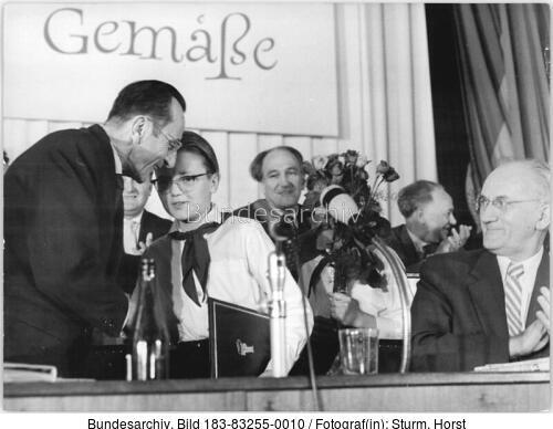 Berlin, Haus der Ministerien, Bruno Apitz und Junger Pionier