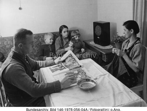 Arbeiterfamilie vor dem Radio