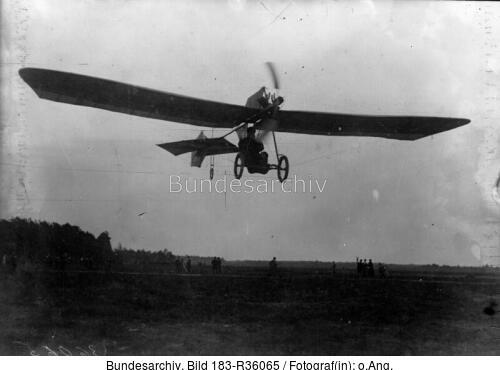 Berlin, Hans Grade in Flugzeug Grade-Eindecker