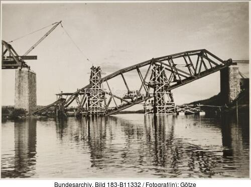 Russland, zerstörte Eisenbahnbrücke