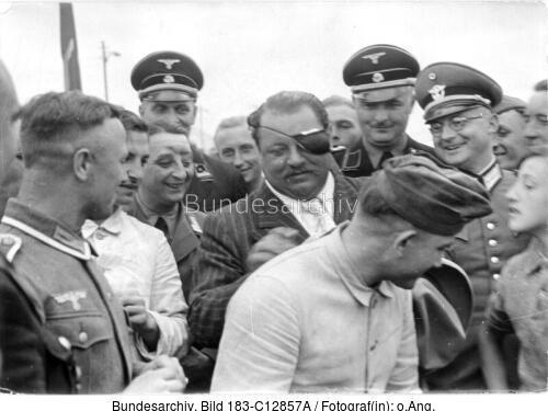 Heinrich George mit Soldaten