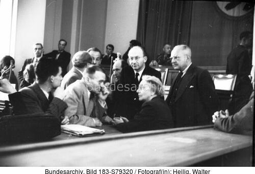 Berlin, Louise Schroeder mit den Stadtverordneten