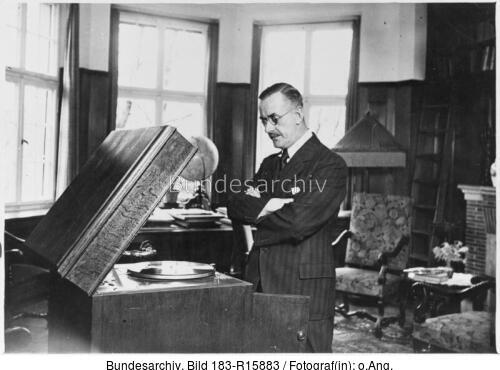 München, Thomas Mann vor Grammophon