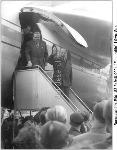 Dresden, Flugzeugwerke, Ulbricht vor Flugzeug