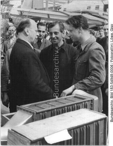 Dresden, Flugzeugwerke, W. Ulbricht im Gespräch