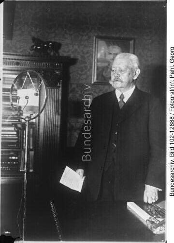 Berlin, Paul v. Hindenburg vor Mikrofon