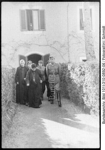 Italien, ital. Geistliche mit dt. Soldaten