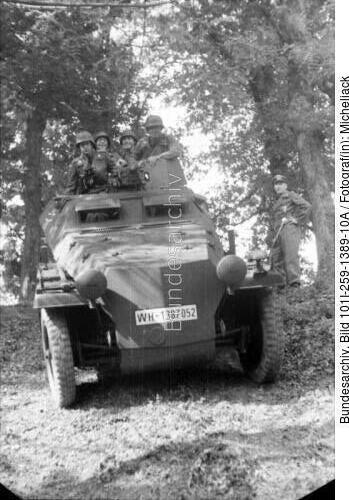 <span class="match">Südfrankreich</span>, Schützenpanzer im Wald