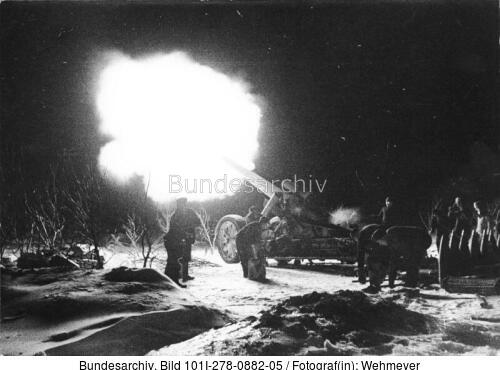 Russland, feuerndes Geschütz in der Nacht