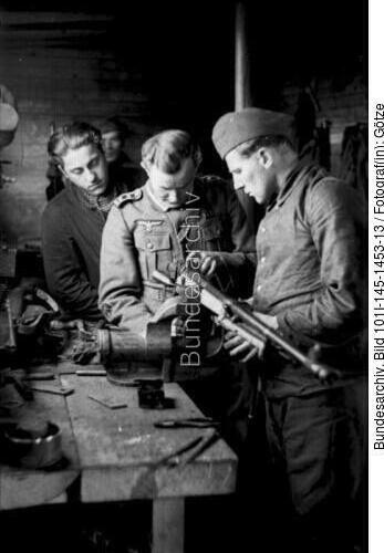 Russland, Soldaten in Werkstatt mit Waffe
