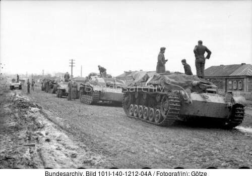 Russland-Mitte, Sturmgeschütze III in Ortschaft