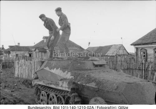 Russland, Soldaten auf Beobachtungspanzer