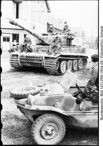 Frankreich, Panzer VI (Tiger I) in Ortschaft